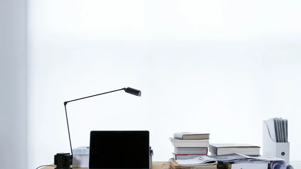 Bureau lumineux avec un ordinateur portable et une lampe