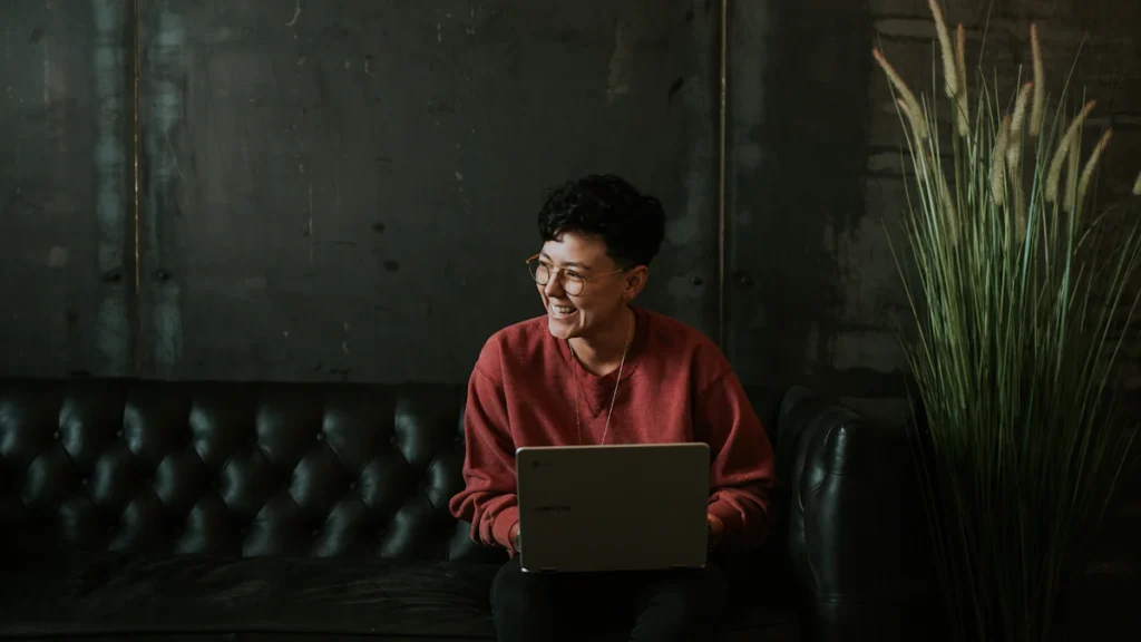 Consultante qui travaille sur son ordinateur dans un espace de coworking