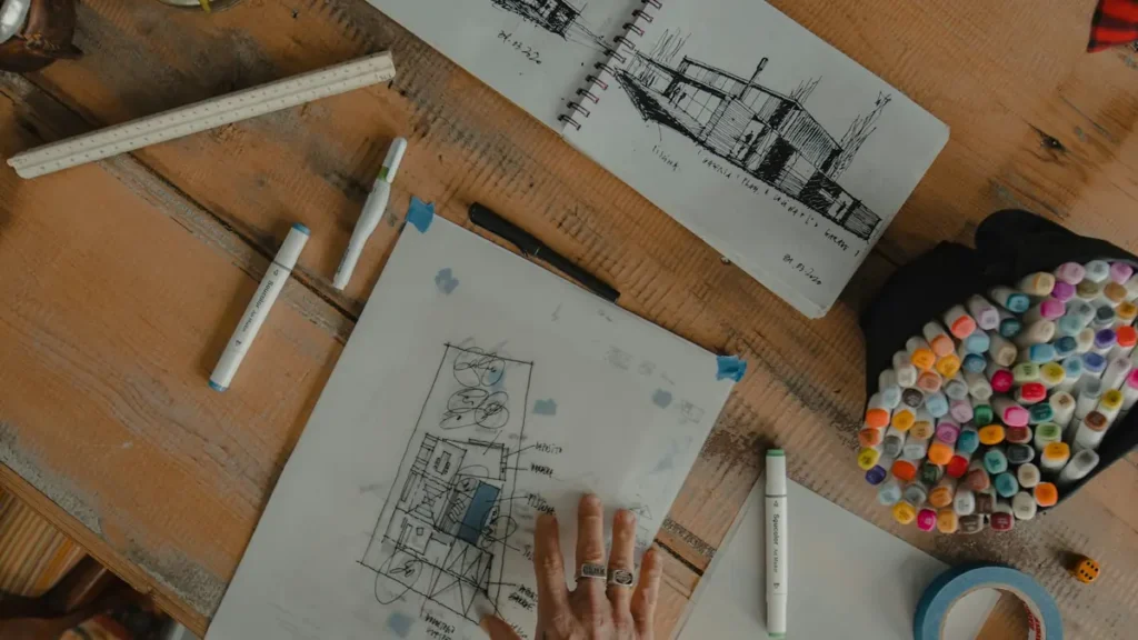 Croquis et feutres sur une table de travail