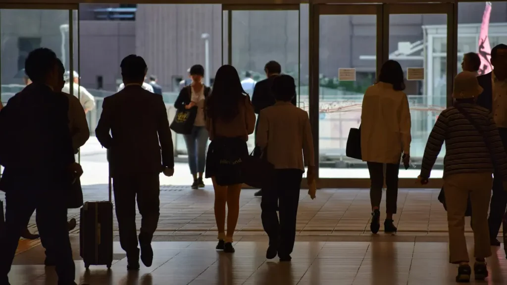 Personnes qui entrent dans le hall d'un immeuble de bureaux