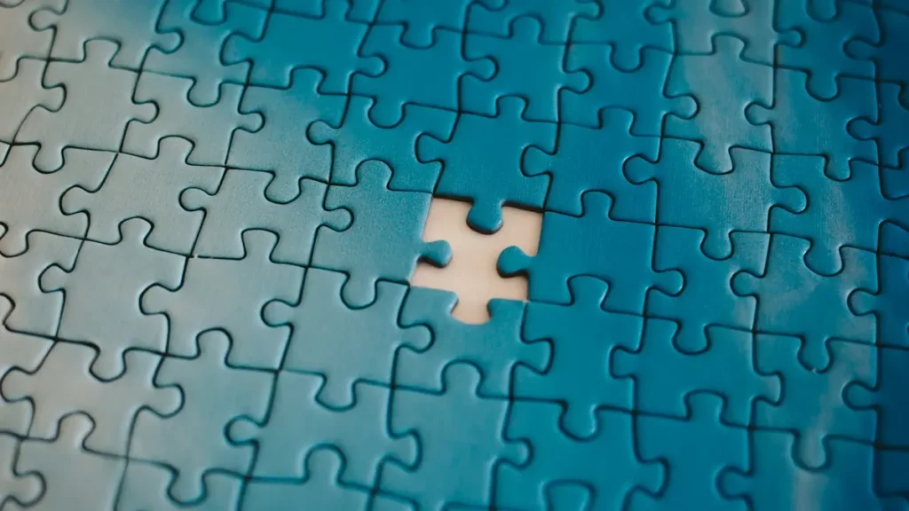 Puzzle bleu auquel il manque une pièce