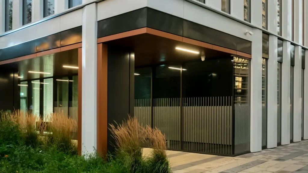 Entrée vitrée d'un immeuble de bureaux moderne