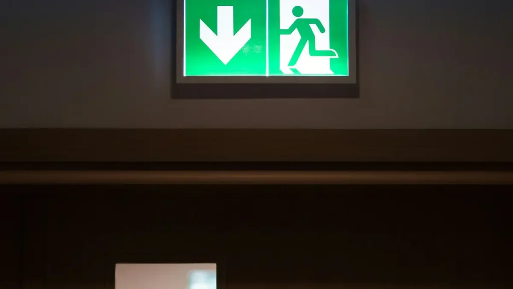 Panneau de sortie de secours vert au-dessus d'une porte