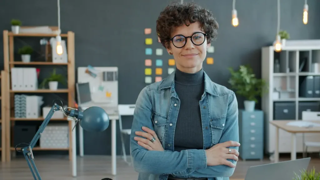 Jeune femme à lunettes souriante dans un bureau