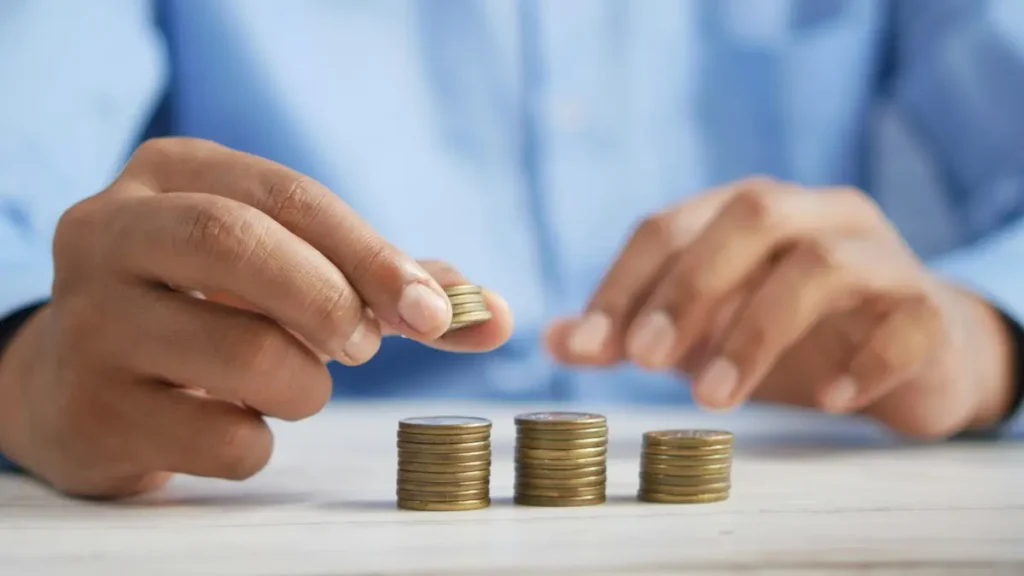 Mains qui empilent des pièces de monnaie