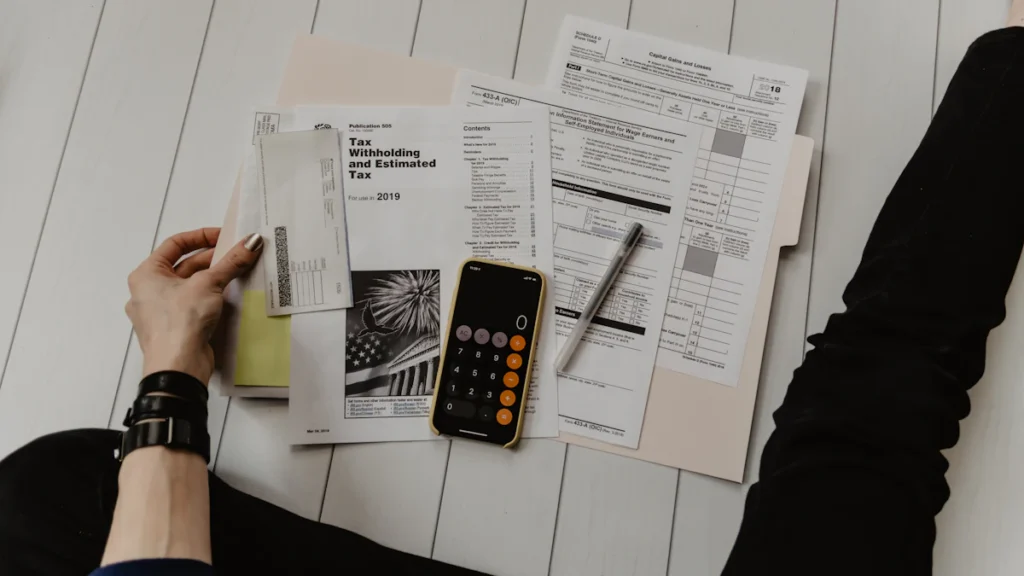 Personne qui fait ses comptes avec une calculatrice