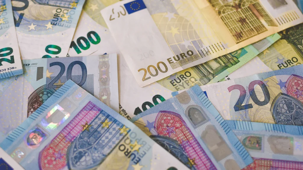 Enveloppe et billets sur un bureau