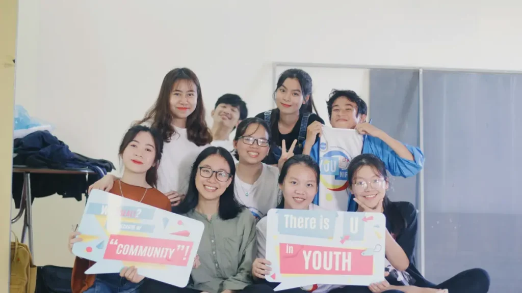 Groupe de jeunes souriants avec des pancartes