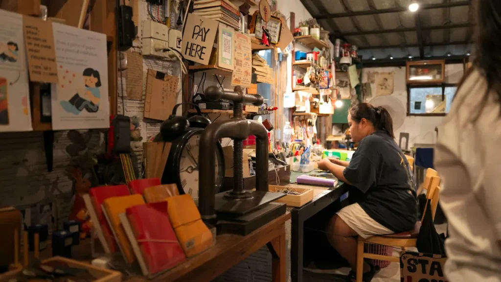 Personne au travail dans un atelier de création encombré