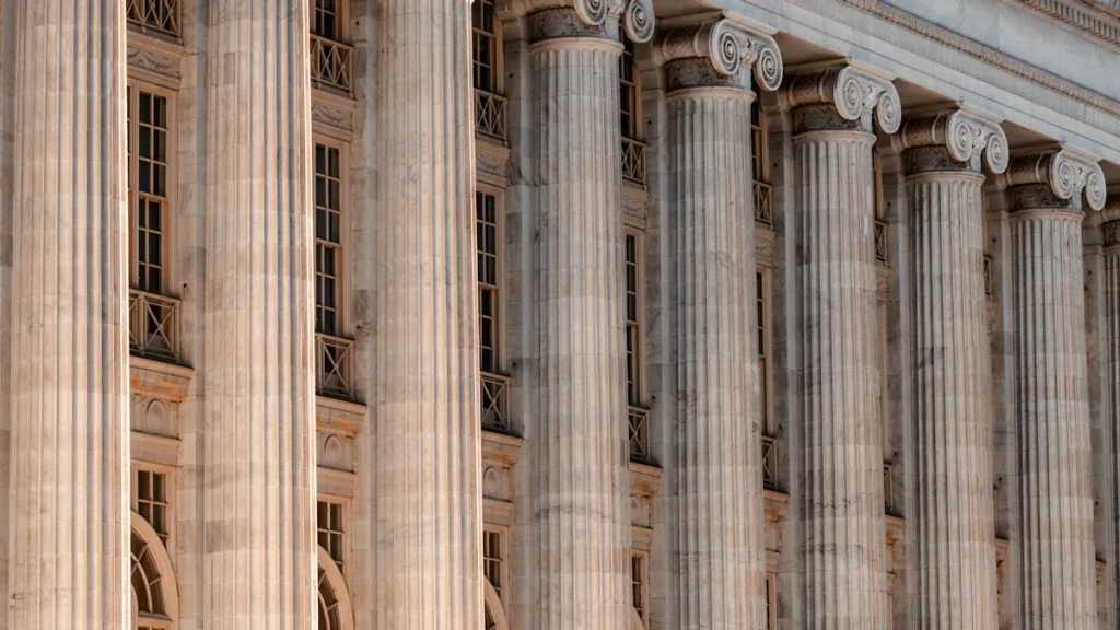 Balance de la justice et marteau de juge