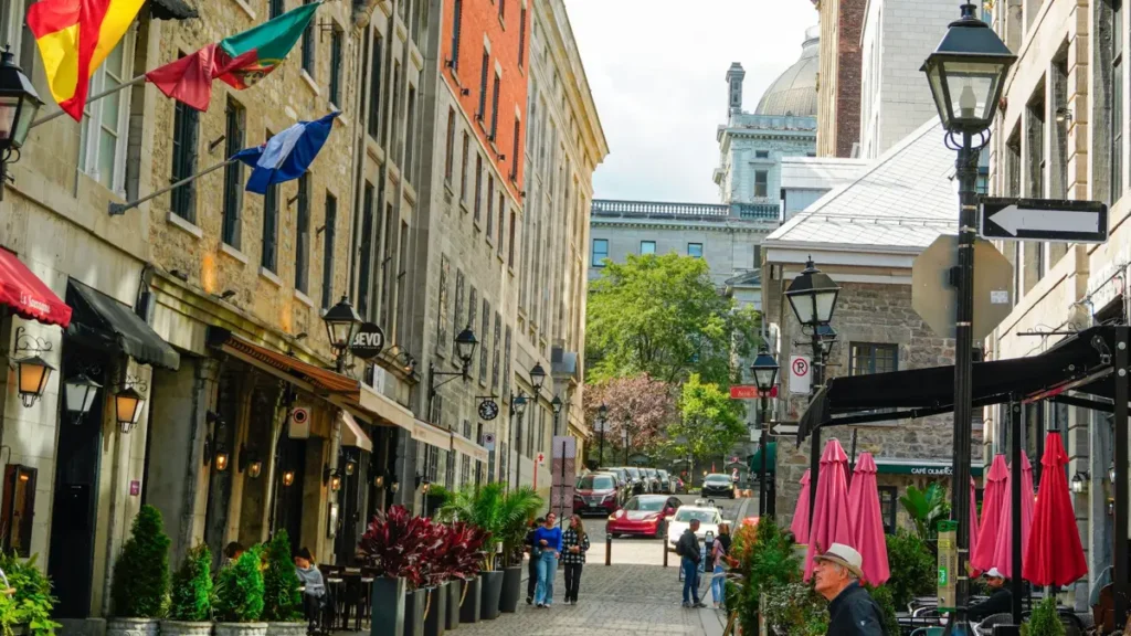Rue pavée bordée de cafés dans le Vieux-Montréal