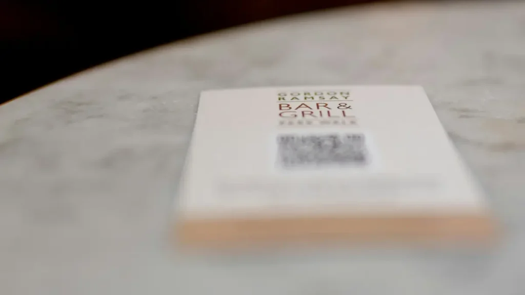 Carte imprimée avec un QR code posée sur une table