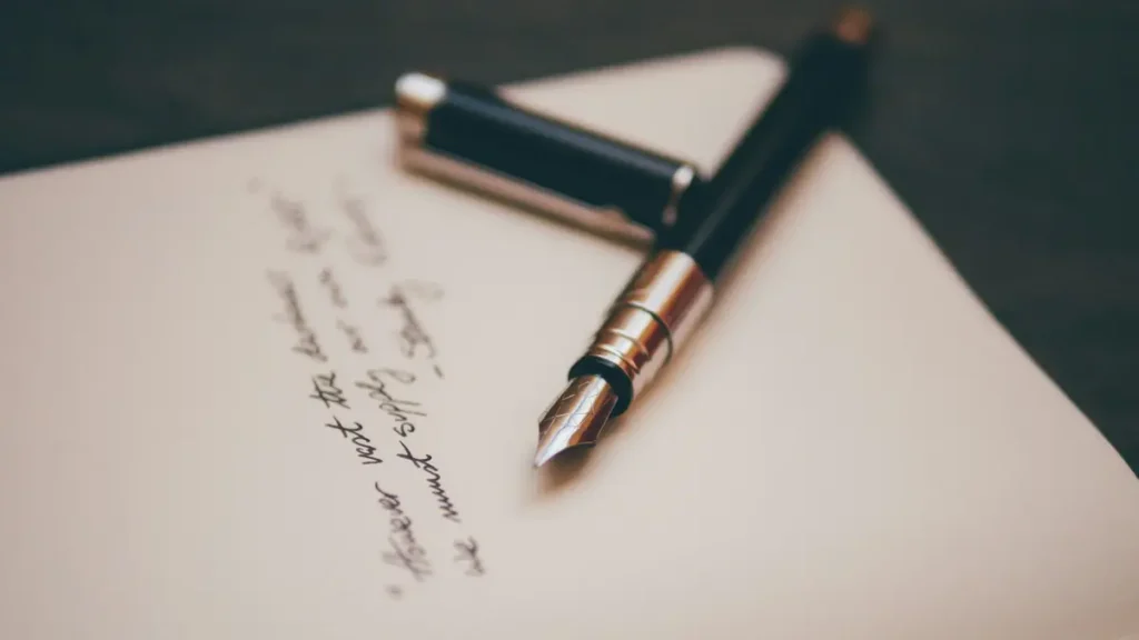 Stylo plume posé sur une lettre manuscrite