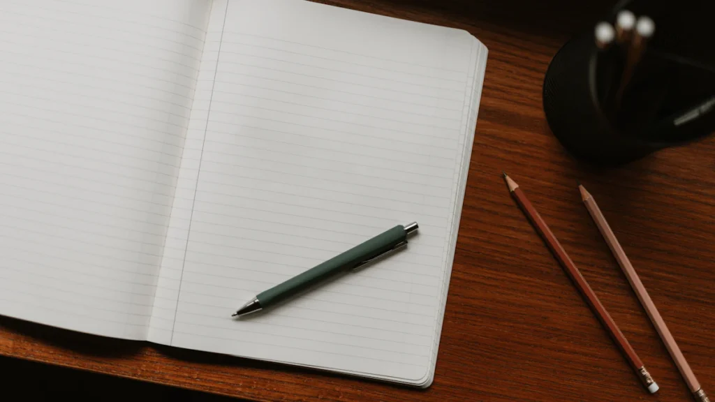 Carnet de notes et stylo sur un bureau