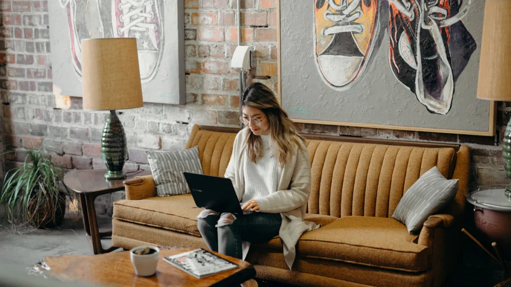 Femme qui prend des notes devant son ordinateur