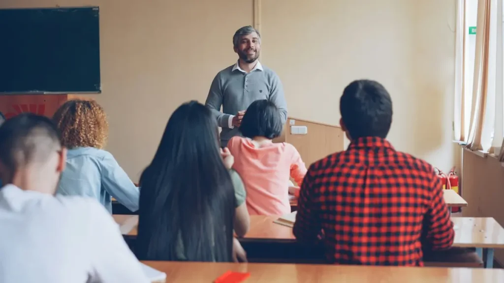 Formateur face à un groupe d'adultes dans une salle de cours