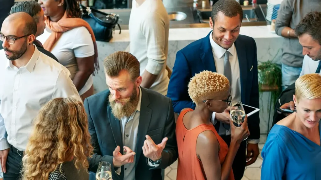 Groupe de professionnels qui échangent lors d'un événement