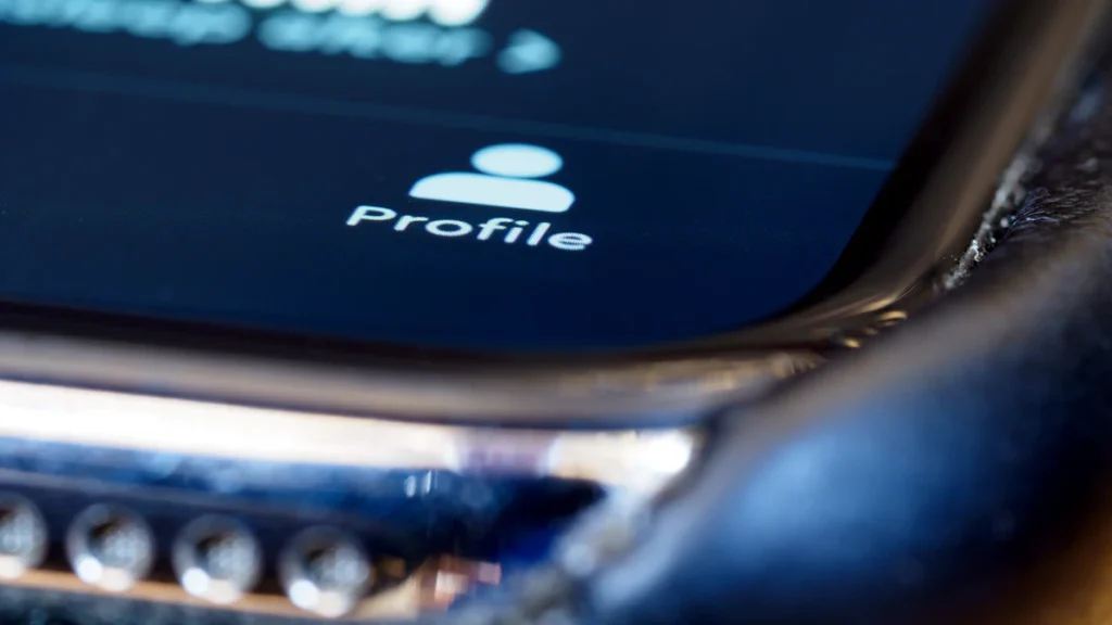 Personne qui met à jour son profil sur un téléphone