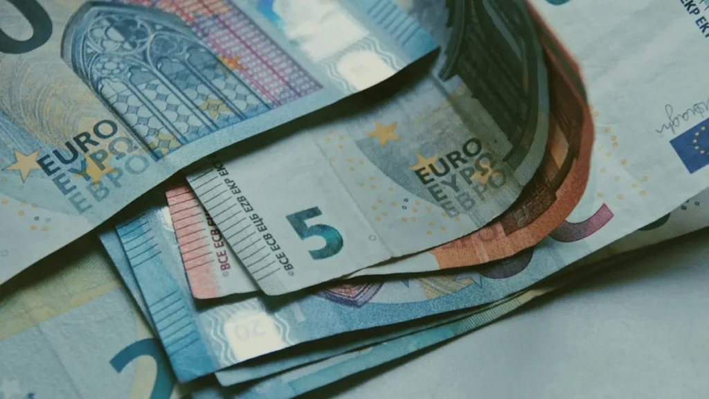 Billets en euros posés sur une table en bois
