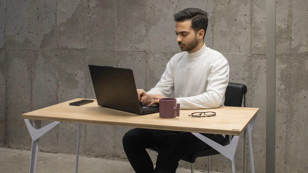 Cadre qui travaille sur son ordinateur dans un bureau
