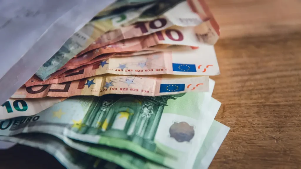 Liasse de billets en euros sur une table en bois