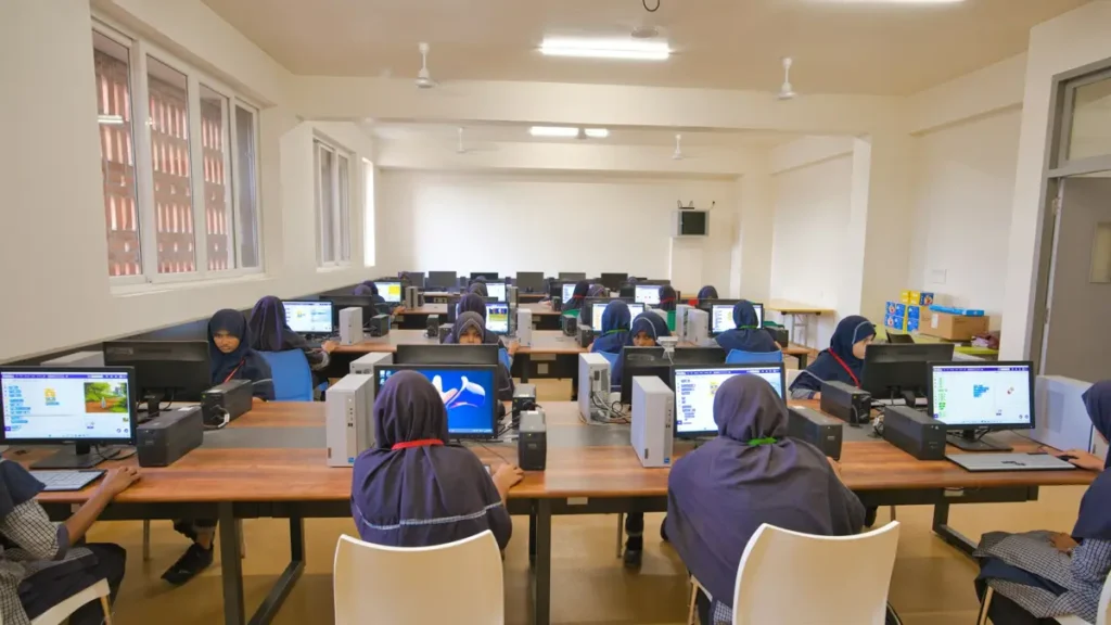 Lycéens qui travaillent sur des ordinateurs dans une salle informatique