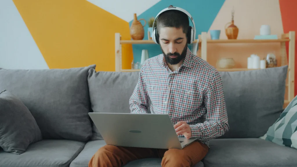 Personne qui travaille depuis son salon