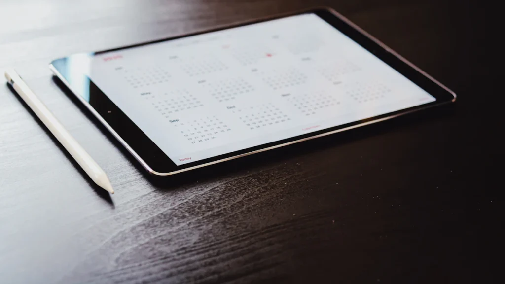 Salariée qui consulte son planning sur une tablette