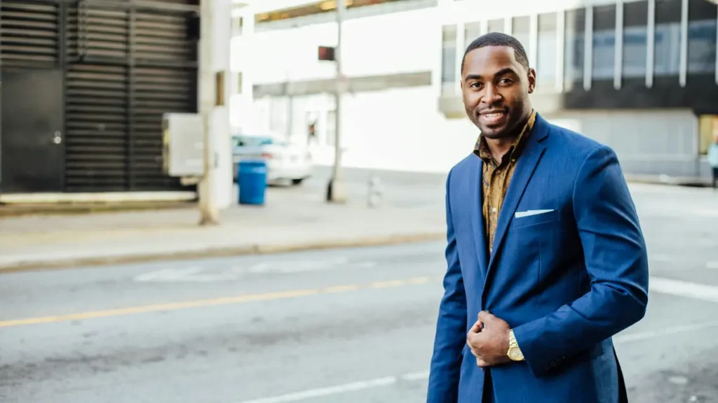 Homme souriant en costume bleu dans la rue
