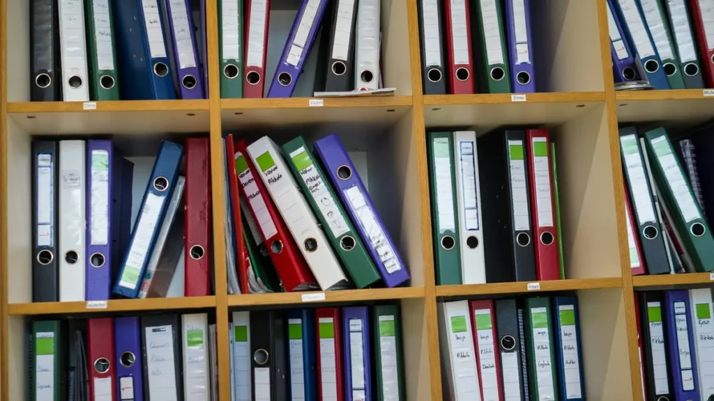 Étagère remplie de classeurs de couleurs