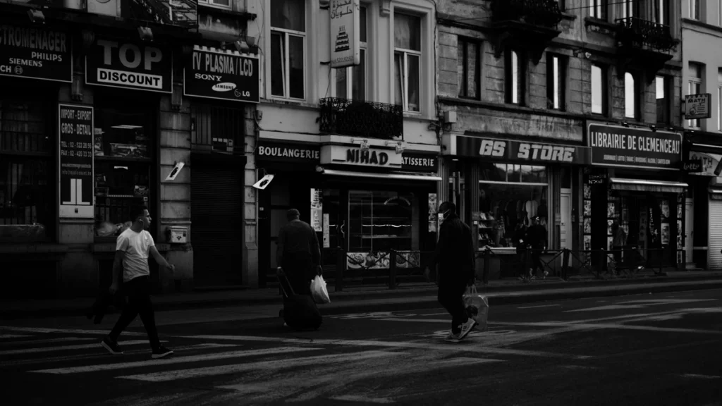 Rue commerçante avec des boutiques ouvertes