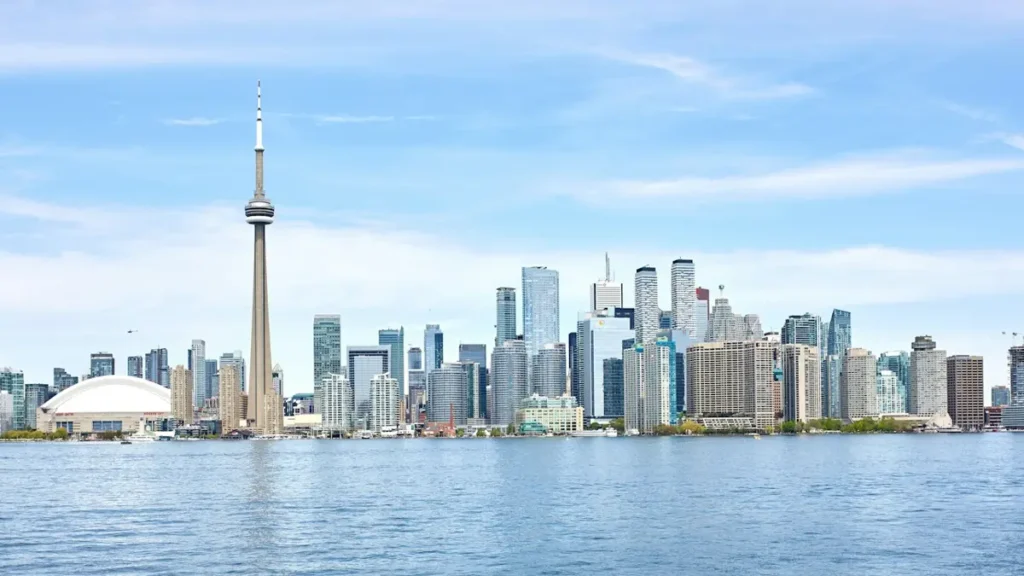 Vue panoramique de Toronto depuis le lac Ontario