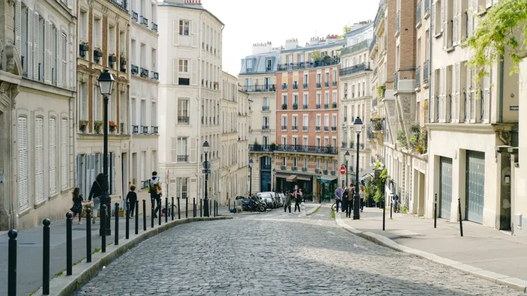 Passants dans une rue pavée de Paris