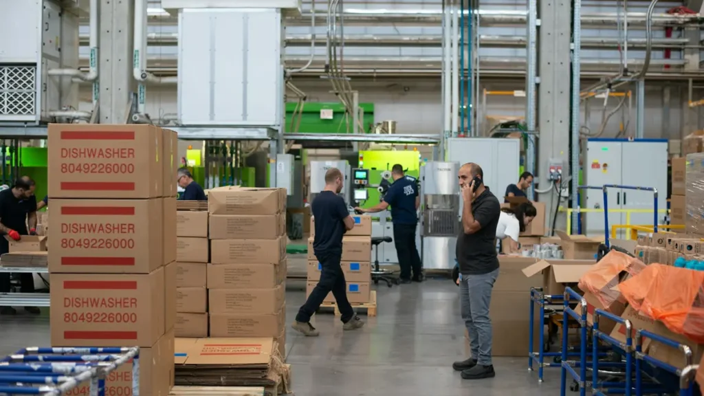 Salariés dans un entrepôt logistique