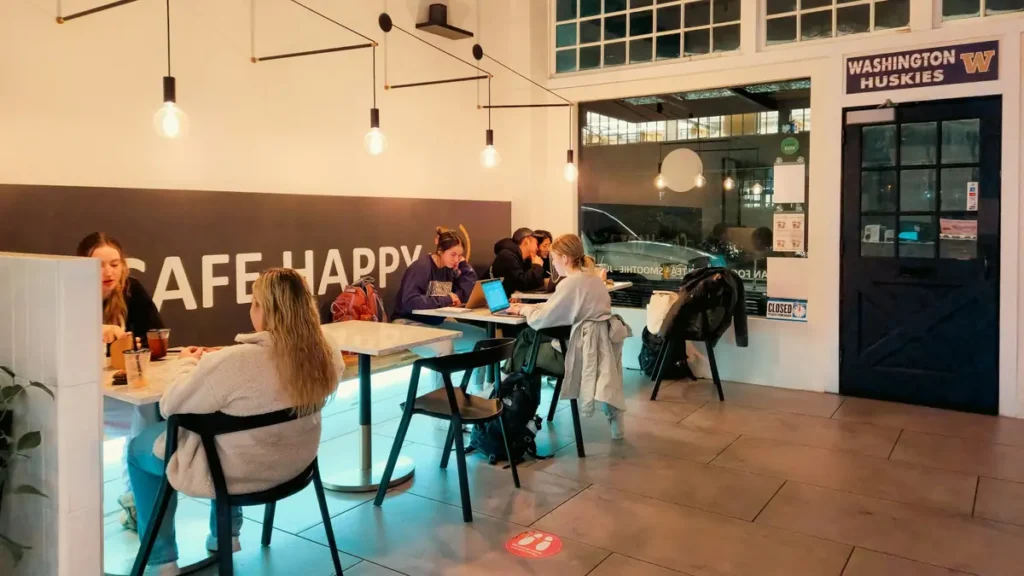 Étudiants qui travaillent dans un café lumineux