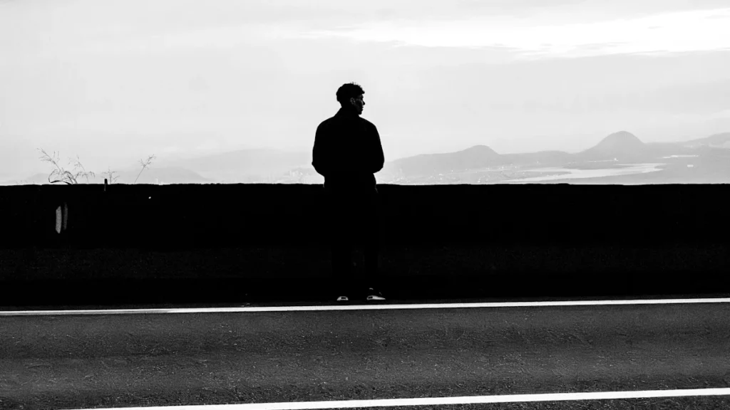 Personne qui regarde un horizon dégagé