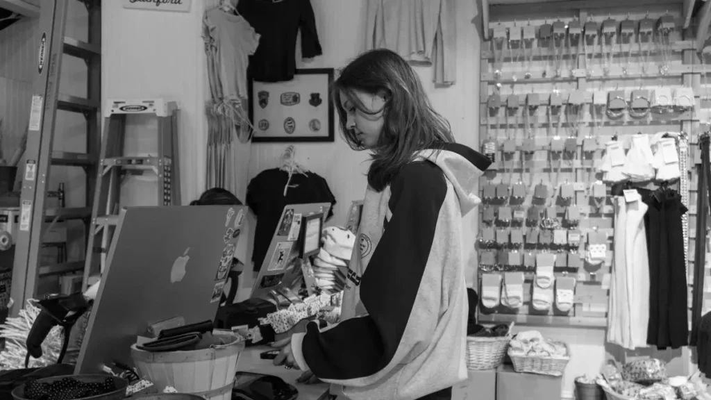 Jeune femme au comptoir d'une boutique