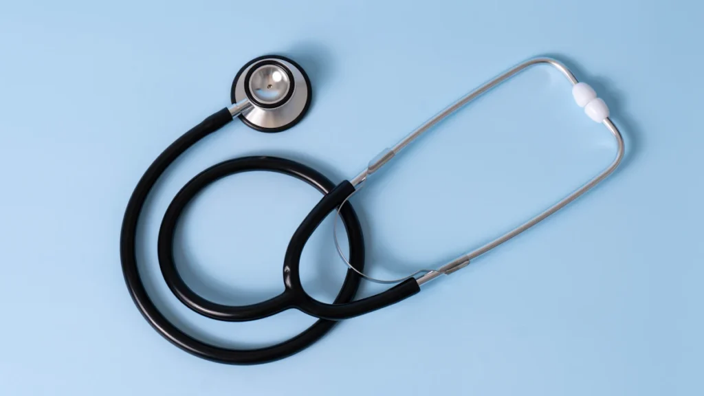 Stéthoscope posé sur un bureau